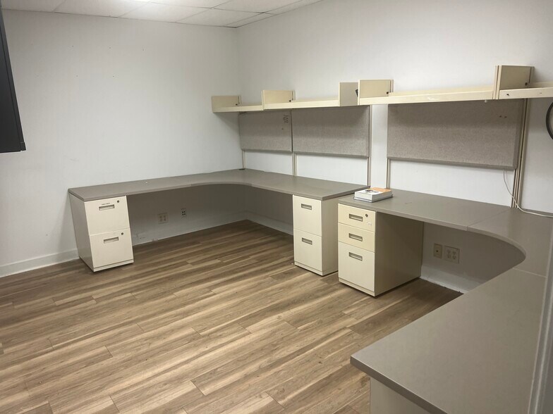 More Photos Of 1355 Wilhelm Rd, Mundelein Warehouse For Lease