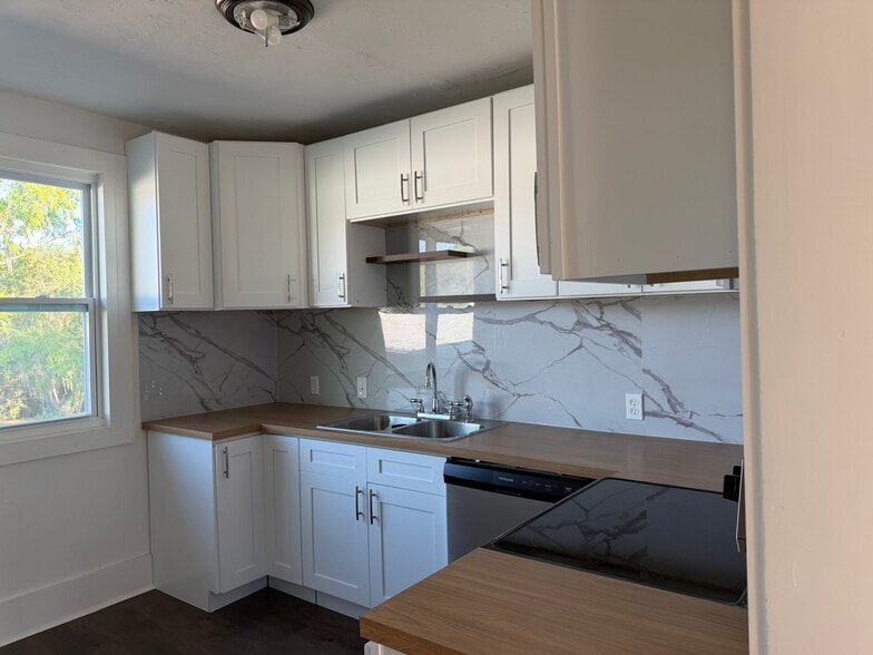 More Photos Of 1201 E University Ave, Gainesville Freestanding For Sale