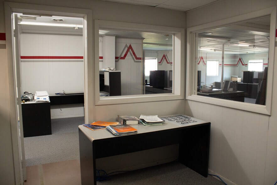 More Photos Of 645 Bellefontaine Ave, Marion Light Distribution For Sale