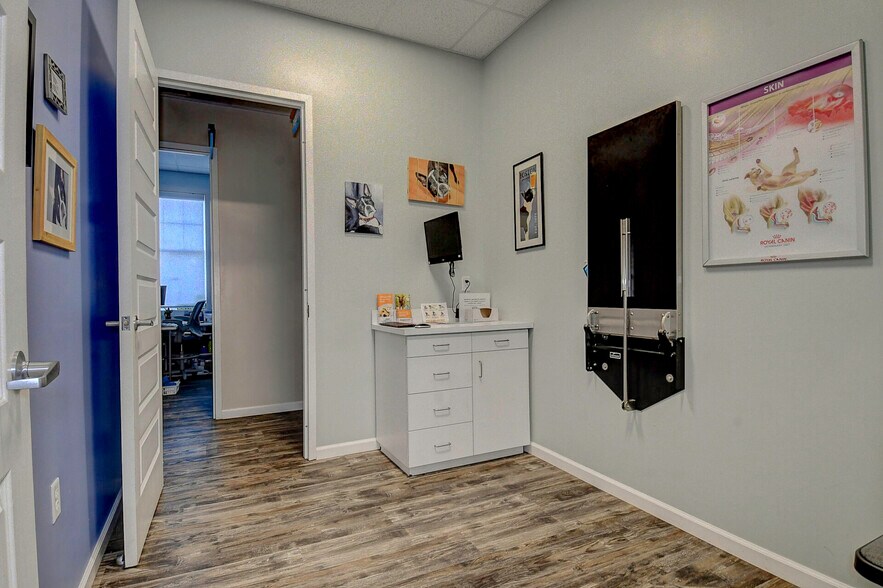 More Photos Of 9650 Shore Dr, Norfolk Veterinarian Kennel For Sale