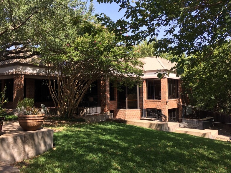 More Photos Of 2441-2485 Forest Park Blvd, Fort Worth Storefront Retail Office For Lease