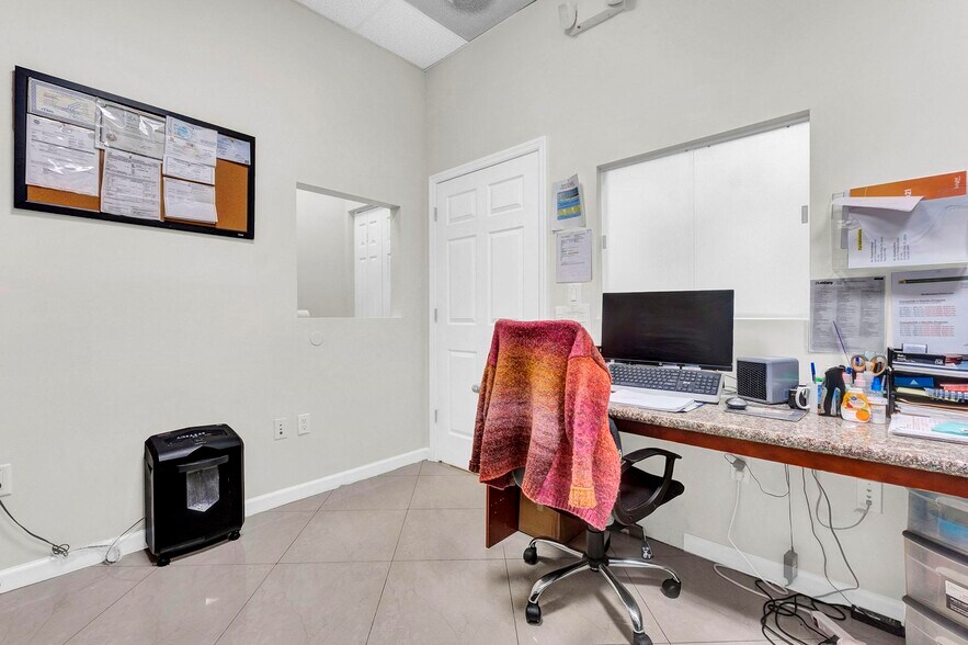 More Photos Of 1757 N University Dr, Pembroke Pines Storefront Retail Office For Lease