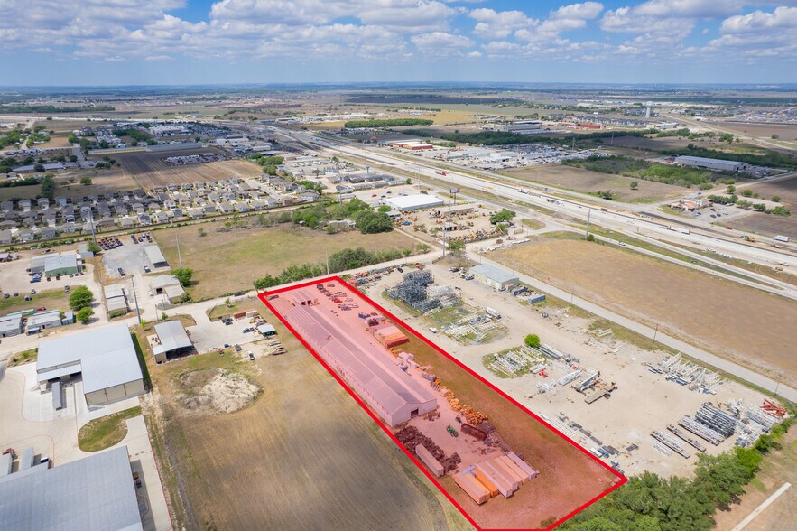 More Photos Of 2511 N Heideke St, Seguin Warehouse For Lease