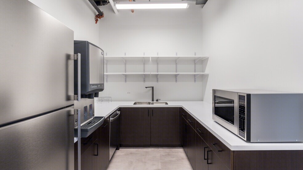 More Photos Of 200 S Wacker Dr, Chicago Office For Lease