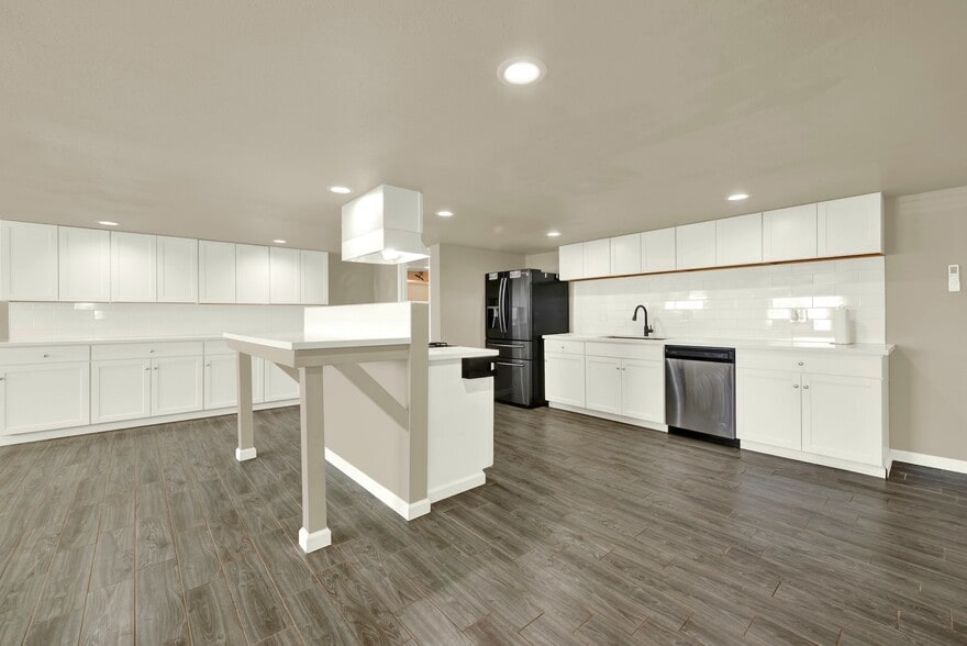 More Photos Of 124 S Porter Rd, Dixon Service For Sale