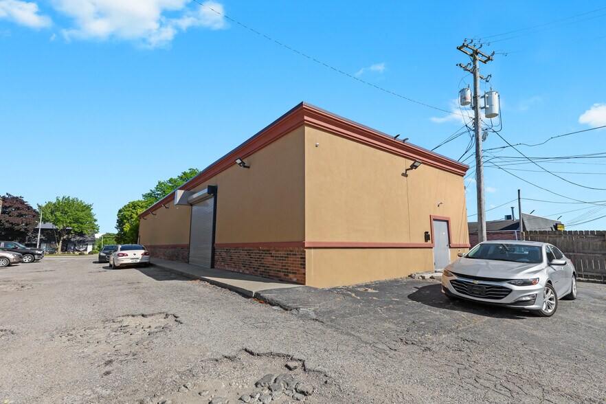 More Photos Of 192 S Main St, Mount Clemens Freestanding For Sale