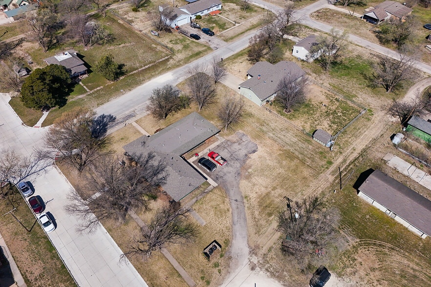 More Photos Of 504 N Poplar St, Peabody Medical For Sale