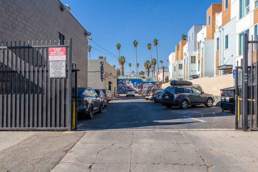 More Photos Of 5631 Hollywood Blvd, Hollywood Storefront For Lease