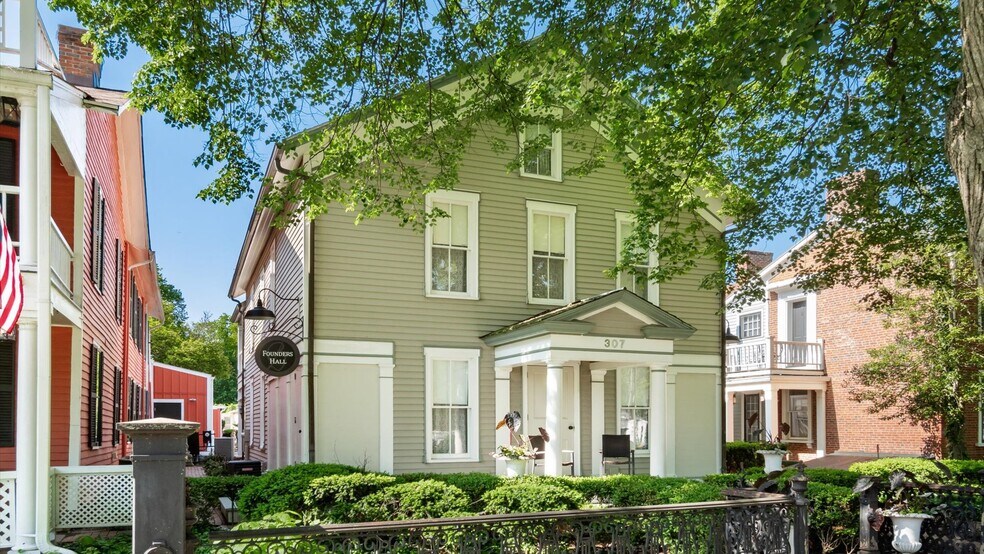 More Photos Of 313 Broadway E, Granville Hotel For Lease