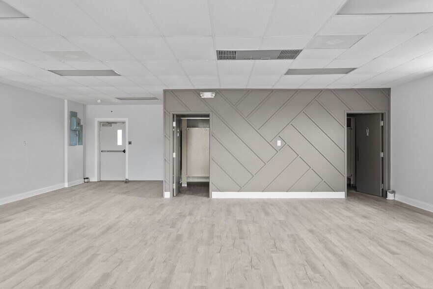 More Photos Of 384 Main st, Timberville Freestanding For Lease