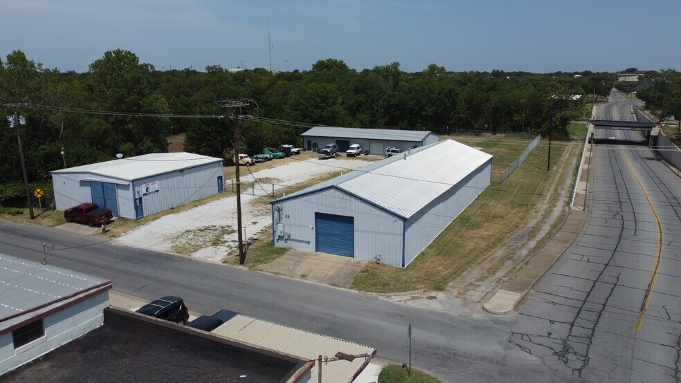 Primary Photo Of 309 N East St, Sherman Warehouse For Lease