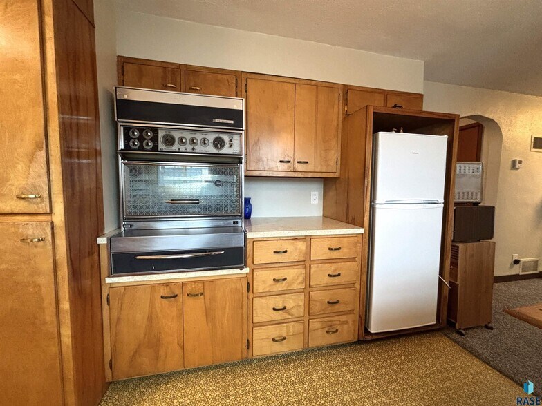 More Photos Of 118 N Broadway Ave, Miller General Retail For Sale