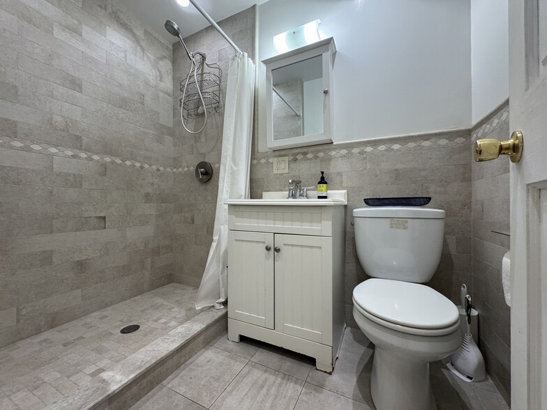 More Photos Of 165 W 95th St, New York Apartments For Lease