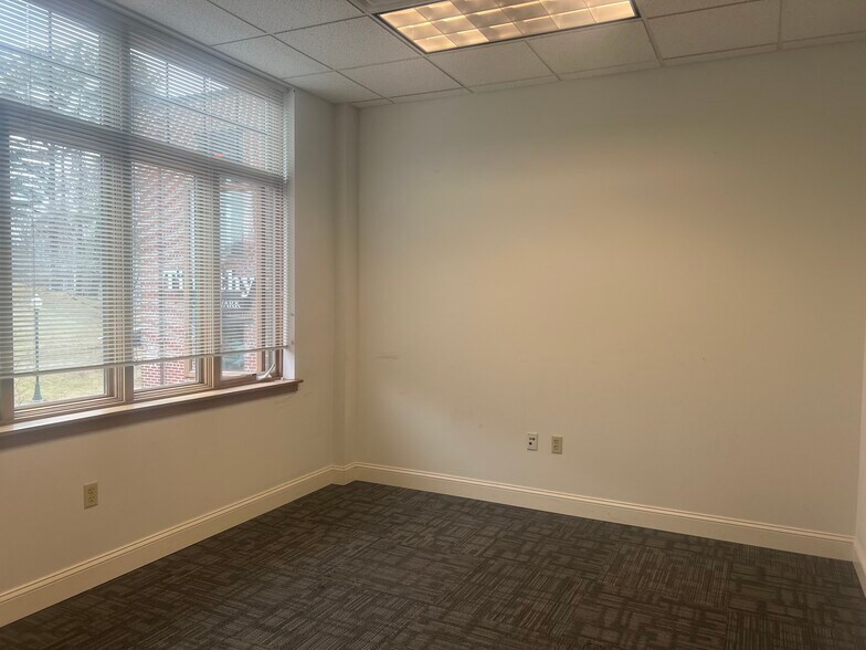 More Photos Of 300 Creek View Rd, Newark Office For Lease