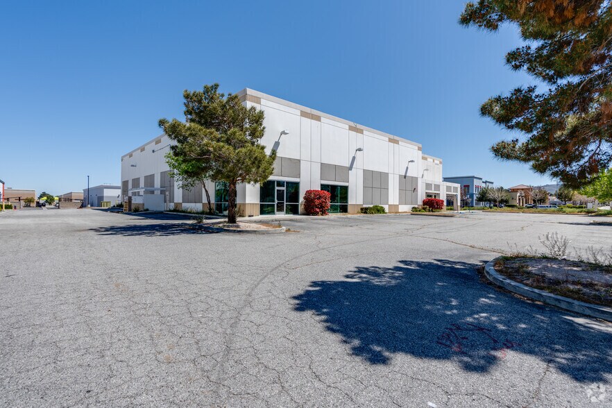 More Photos Of 38940 Trade Center Dr, Palmdale Warehouse For Lease