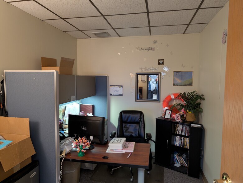More Photos Of 566 N Cedar St, Mason Self Storage For Lease