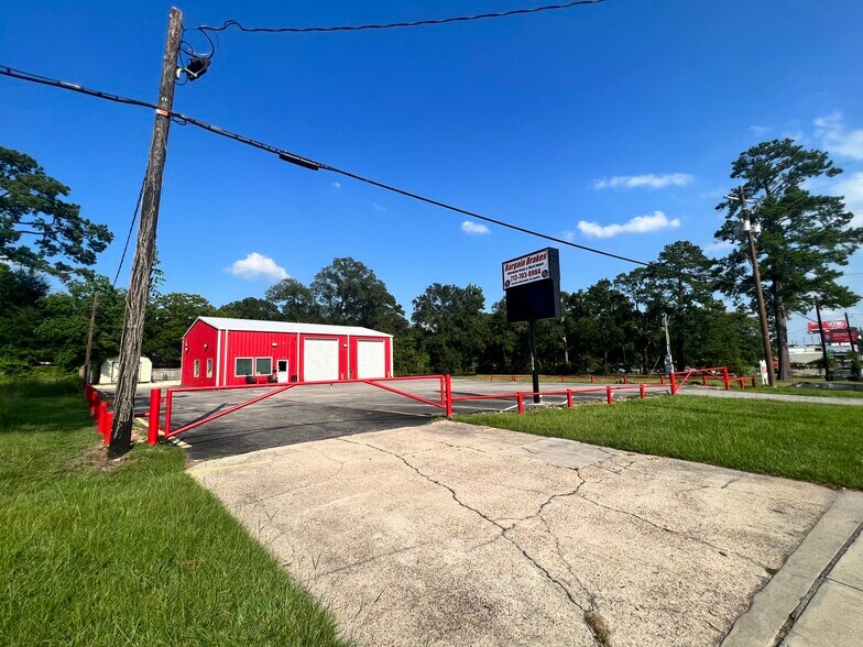 More Photos Of 1308 N Frazier St, Conroe Service For Sale