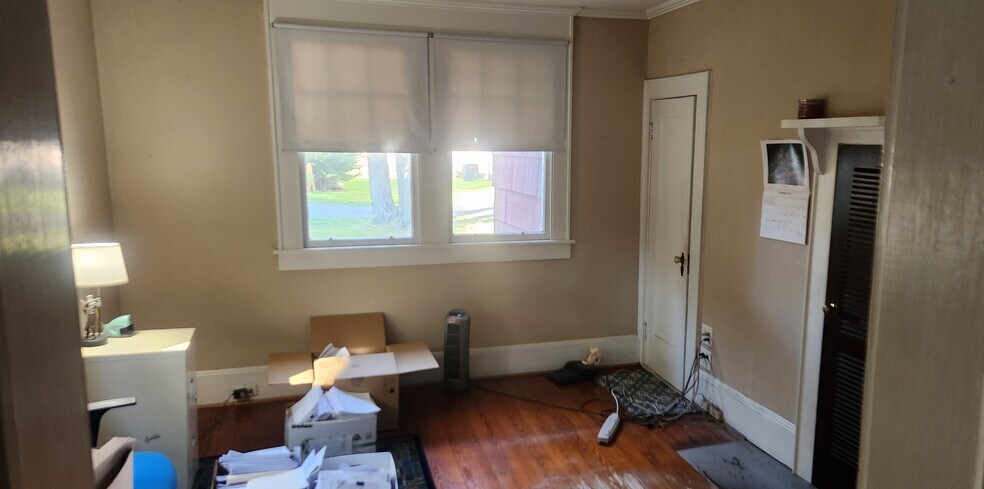 More Photos Of 303 W Trade St, Dallas Office For Sale