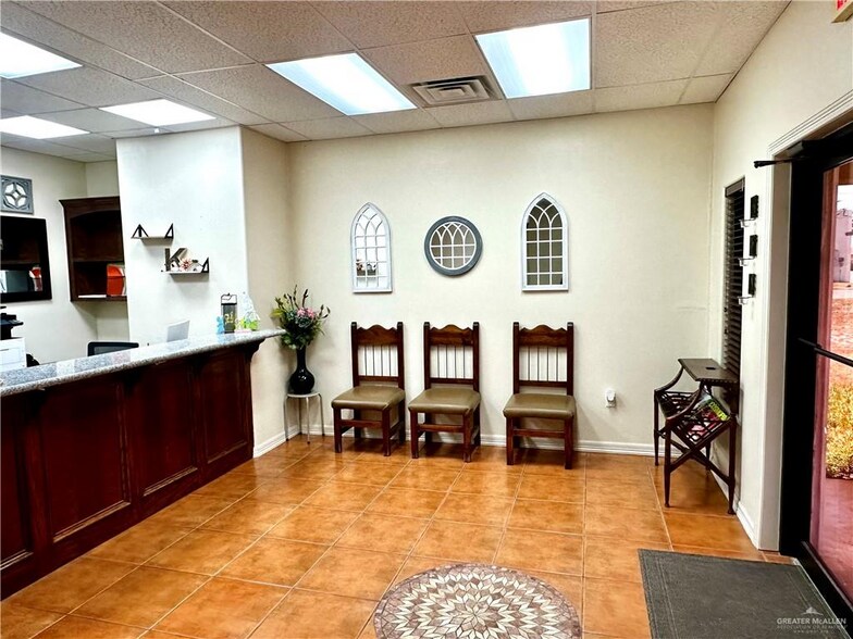 More Photos Of 412 Palmview Commercial Dr, Palmview Office For Sale
