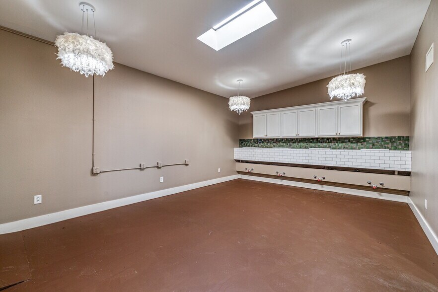 More Photos Of 318 N Chadbourne St, San Angelo Storefront For Sale