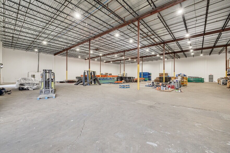 More Photos Of 5520 E Giddens Ave, Tampa Warehouse For Lease
