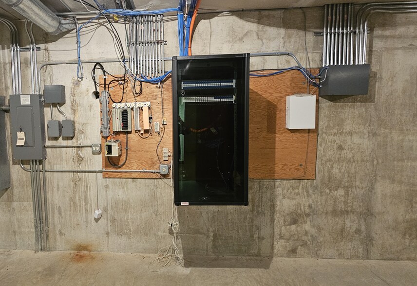 More Photos Of 1093 Appleton Rd, Menasha Office For Sale