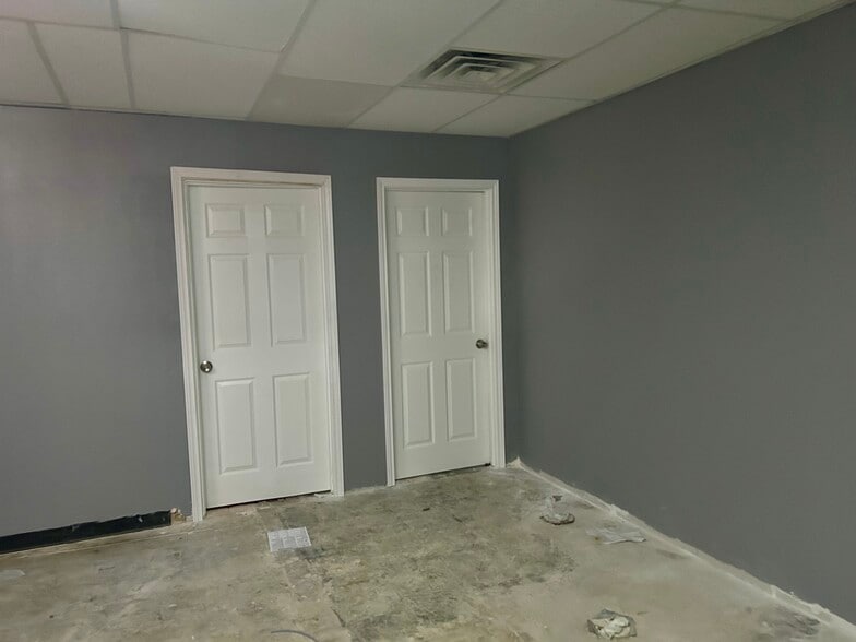 More Photos Of 2429-2458 Walnut Ridge St, Dallas Light Manufacturing For Lease