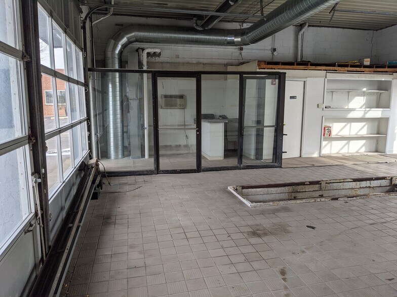 More Photos Of 212 S Kennedy, Bradley Auto Repair For Lease