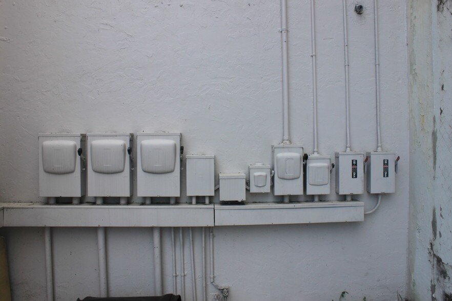 More Photos Of 2475 Hollywood Blvd, Hollywood Office For Lease