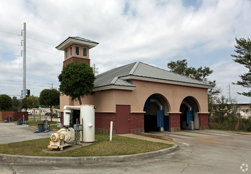 Primary Photo Of 3399 Gulf Breeze Pky, Gulf Breeze Carwash For Sale