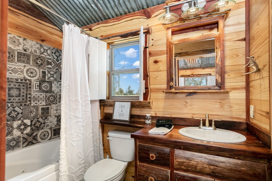 More Photos Of 100 Five Star Trl, Fredericksburg Hotel For Sale