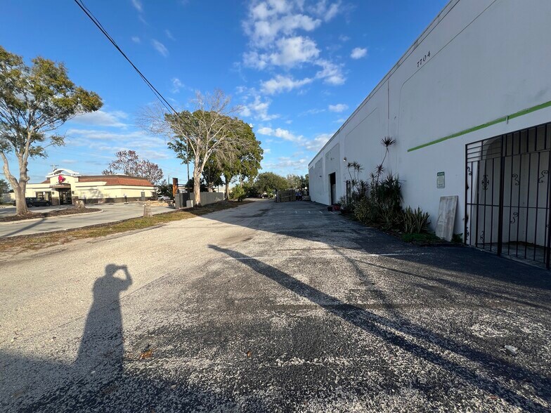 More Photos Of 7704 W Hillsborough Ave, Tampa Warehouse For Lease
