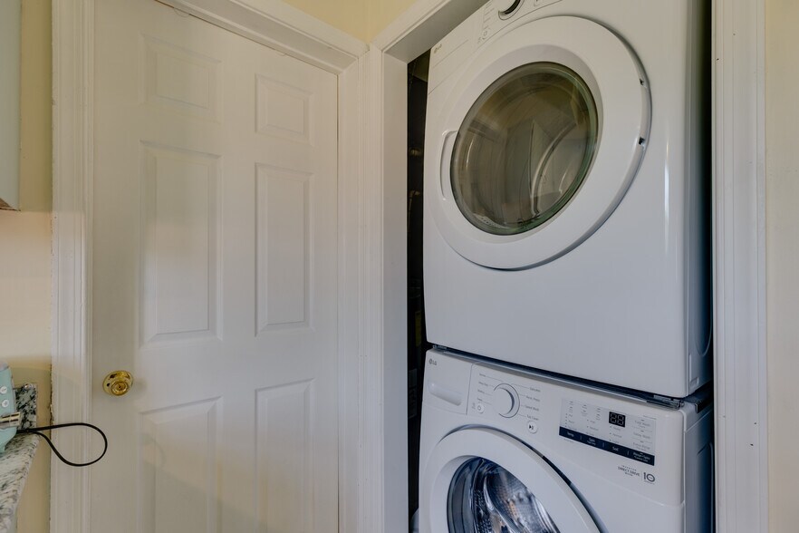 More Photos Of 1053 Washington St, Harpers Ferry Hospitality For Sale