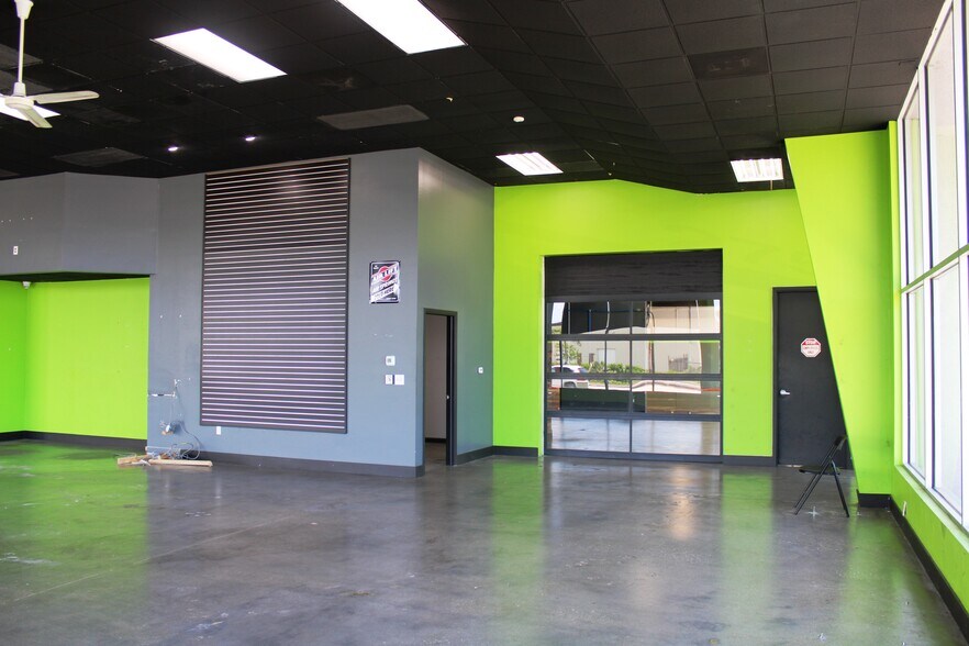 More Photos Of 275 Airport Pulling Rd N, Naples Showroom For Lease