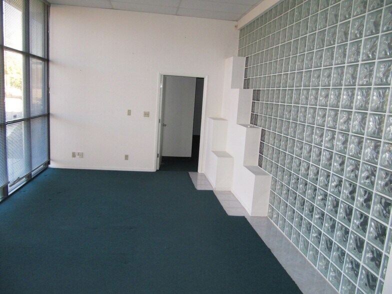 More Photos Of 41769 11th St W, Palmdale Service For Lease