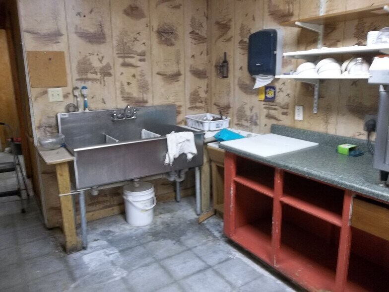 More Photos Of 3801 S Santa Fe Ave, Chanute Bar For Sale