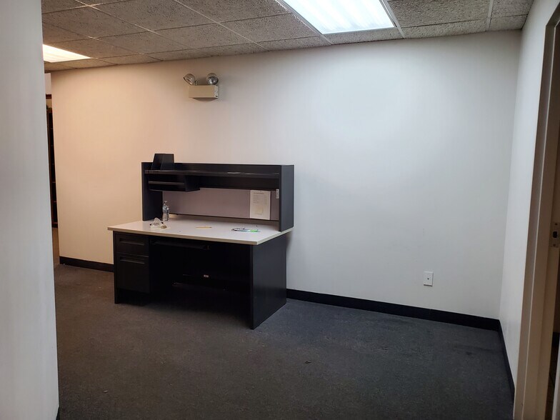 More Photos Of 17500-17516 S Carriageway Dr, Hazel Crest Office For Sale