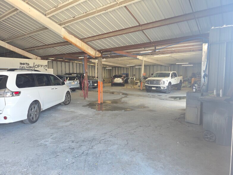 More Photos Of 2844-2850 Kaihikapu St, Honolulu Warehouse For Lease