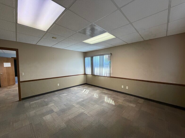 More Photos Of 47 Alice Dr, Akron Office For Lease