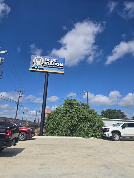 More Photos Of 714 Highway 71 W, Bastrop Freestanding For Lease