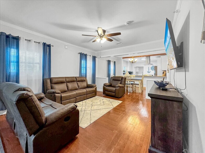 More Photos Of 1007 W Wright St, Pensacola Specialty For Sale