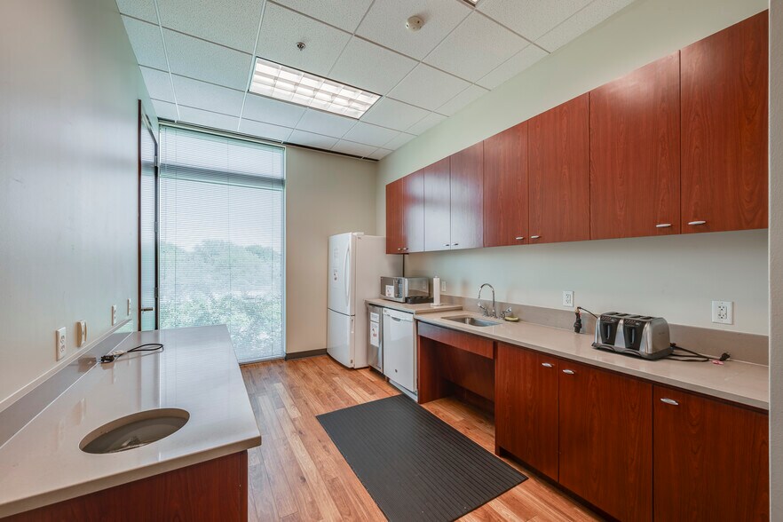 More Photos Of 13500 Heritage Pky, Fort Worth Office For Lease