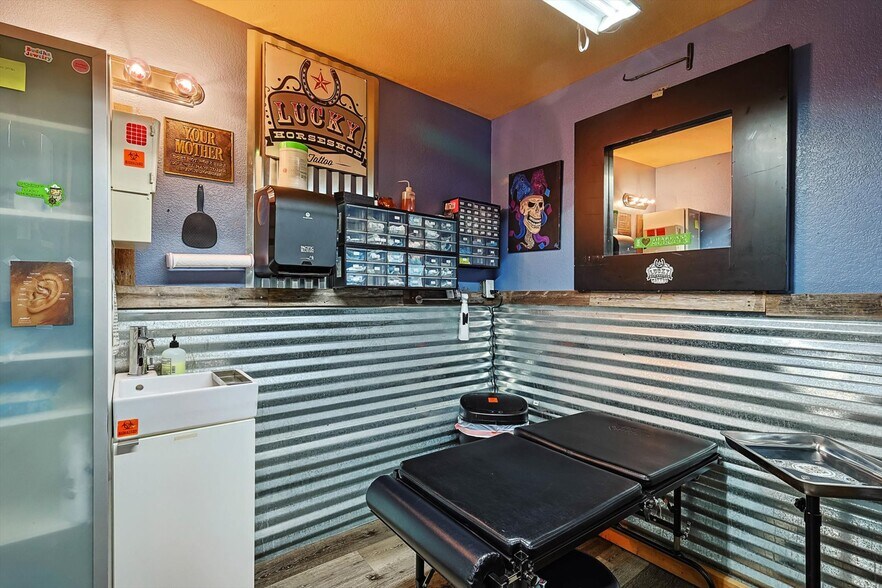 More Photos Of 1426 N Main St, Fort Worth Storefront Retail Office For Lease