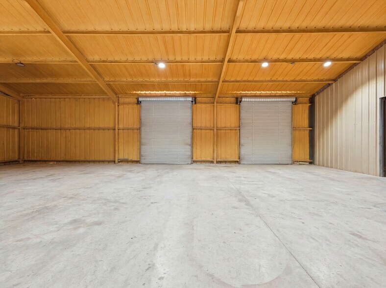 More Photos Of 117 Business Dr W, Kerrville Warehouse For Sale