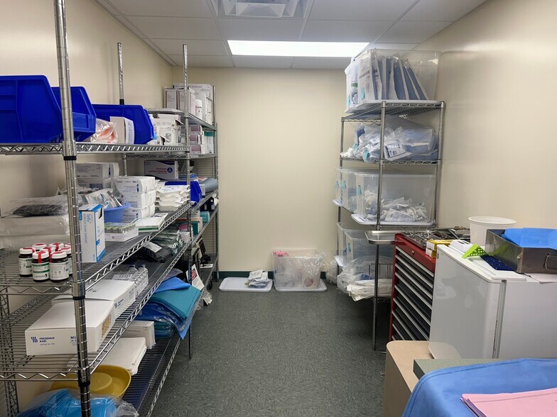 More Photos Of 864 W Jericho Tpke, Huntington Medical For Lease
