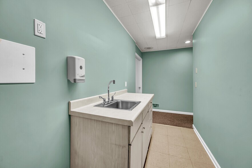 More Photos Of 172 Mount Pleasant Rd, Newtown Medical For Lease