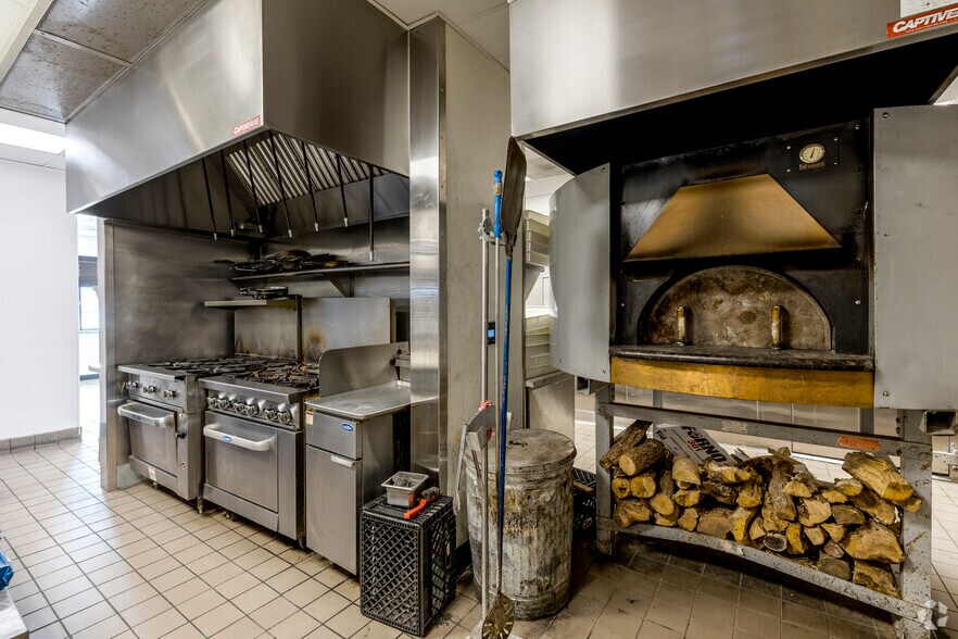 More Photos Of 7111 E Thomas Rd, Scottsdale Restaurant For Lease