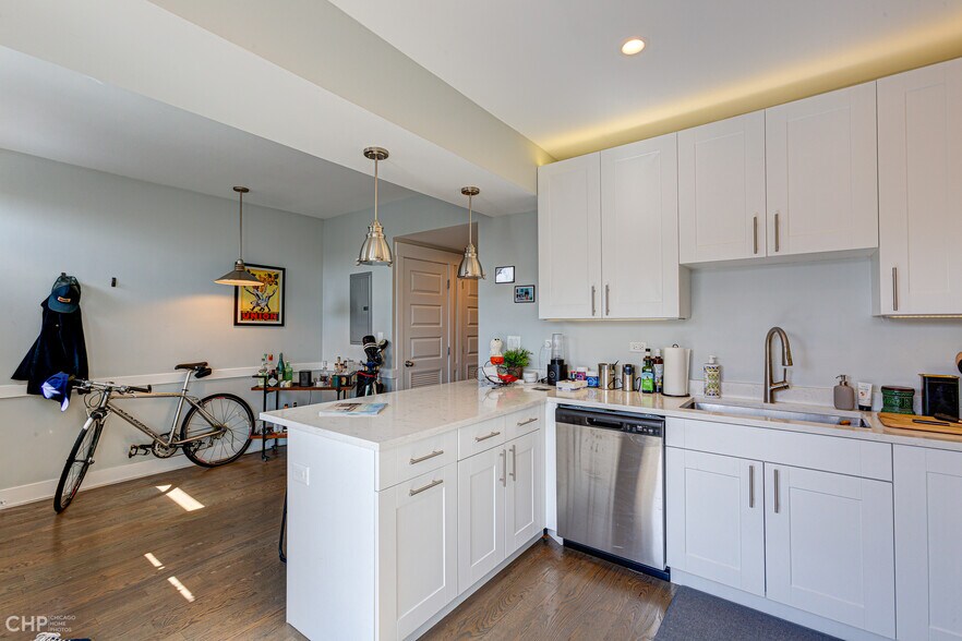 More Photos Of 6710-6712 N Northwest Hwy, Chicago Apartments For Sale