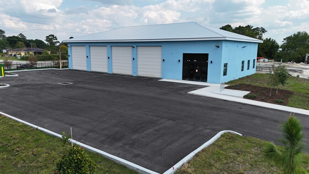 More Photos Of 121 Gretchen Ave S, Lehigh Acres Warehouse For Lease
