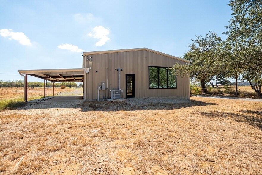 More Photos Of 13747 US Highway 87 S, Adkins Flex For Lease